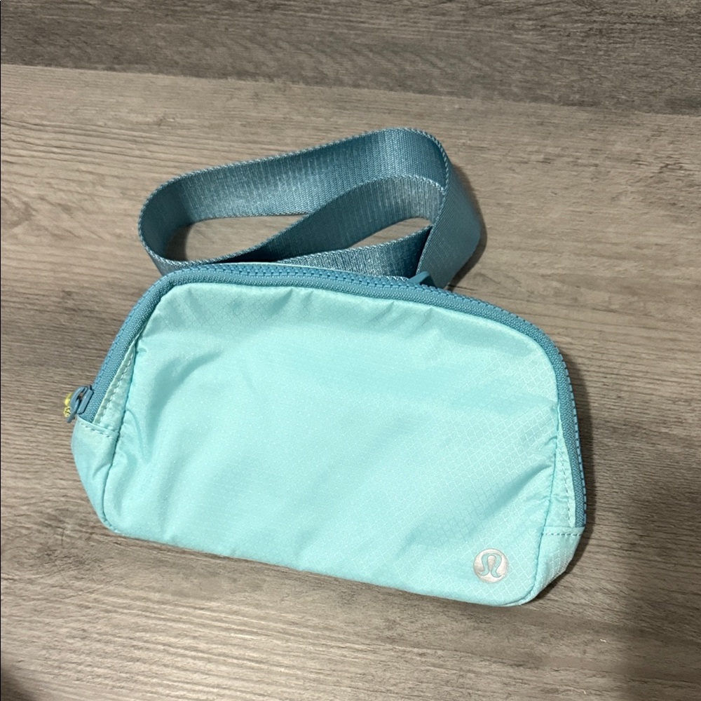 lululemon - everywhere belt bag NEVER USED